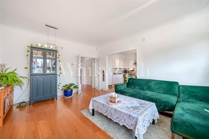 3 Bedroom Apartment To Rent In West Heath Drive, London, NW11