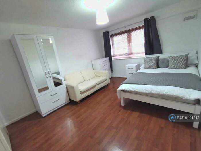 2 Bedroom Flat To Rent In Renaissance Court, Birmingham, B12