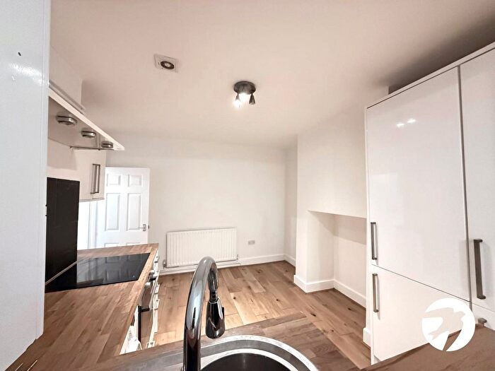 2 Bedroom Flat For Sale In Cressingham Road, London, SE13