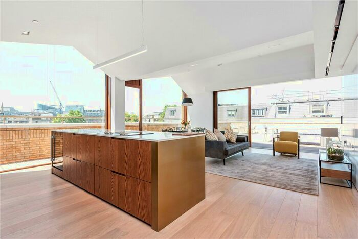 3 Bedroom Penthouse To Rent In Bartholomew Close, Farringdon, Barbican, London, EC1A