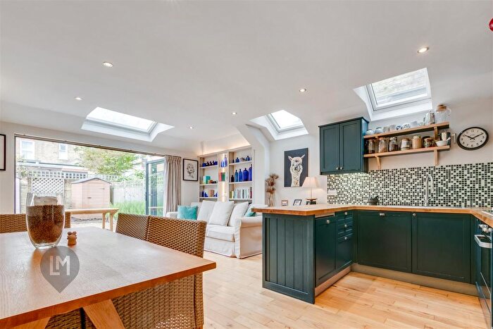 2 Bedroom Flat To Rent In Clonmore Street, London, SW18