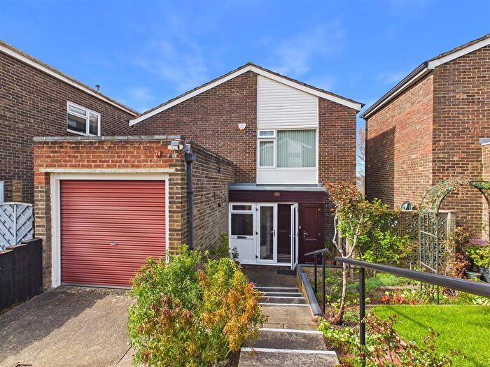 3 Bedroom Detached House For Sale In Deepfield Way, Coulsdon, CR5