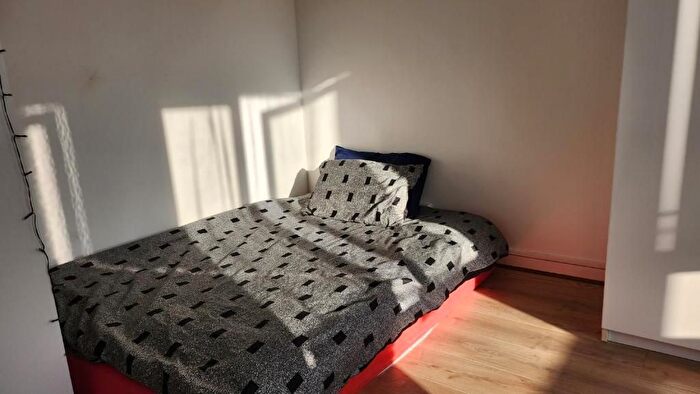 Studio To Rent In Navarre Road, London, SW9