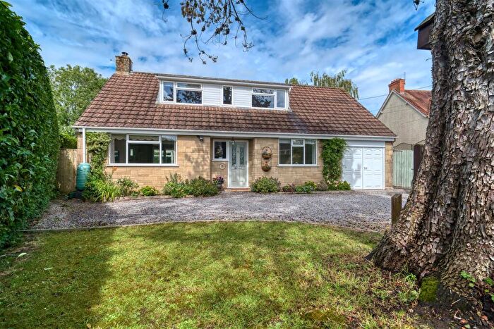 3 Bedroom Detached Bungalow For Sale In Shaftesbury Road, Gillingham, SP8