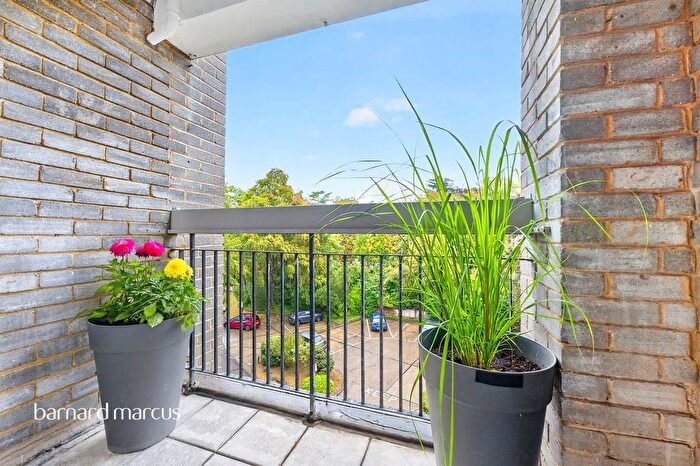 2 Bedroom Flat For Sale In Bonchurch Close, Sutton, SM2