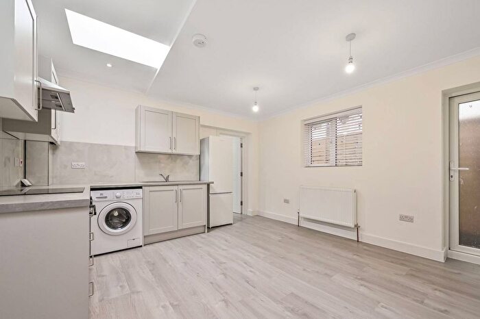 3 Bedroom Flat To Rent In Avenue Road, Southgate, London, N14