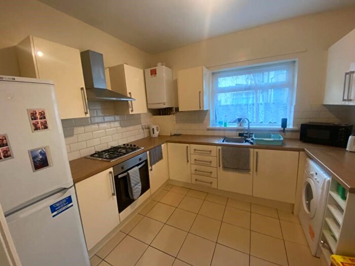 4 Bedroom End Of Terrace House To Rent In Adelaide Road, Kensington, L7