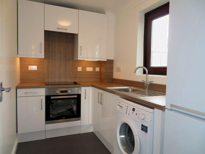2 Bedroom Flat To Rent In Cedar Close, Buckhurst Hill, IG9