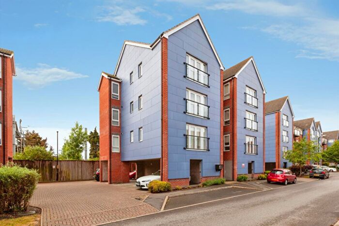 2 Bedroom Apartment For Sale In Chadwick Road, Slough, SL3