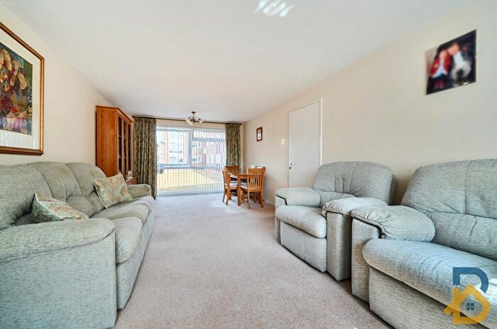2 Bedroom Flat For Sale In Tyrells Close, Upminster, RM14