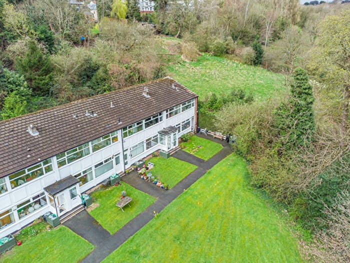 2 Bedroom Flat For Sale In Hillside Court, Leeds, LS7