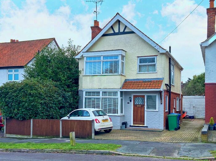 3 Bedroom Detached House To Rent In The Grove, Farnborough GU14
