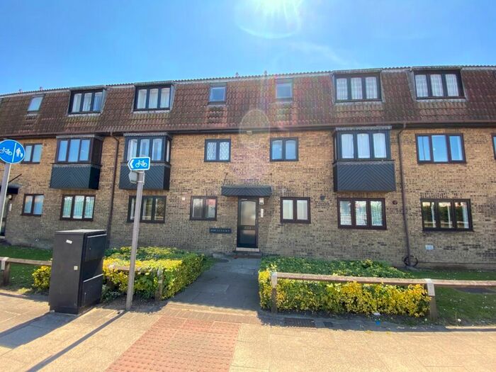 1 Bedroom Flat To Rent In Lincoln Court, Eastern Avenue, Newbury Park, Essex, IG2