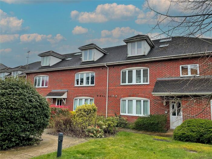 3 Bedroom Flat To Rent In Kings Gate, Gordon Road, RH16