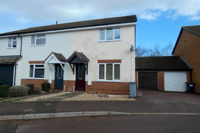 3 Bedroom Semi-Detached House To Rent In Glenmore Road, Carterton, Oxon, OX18