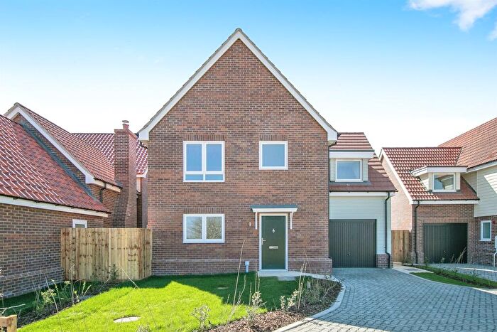 3 Bedroom Detached House For Sale In Spalding Way, Chelmondiston, Ipswich, IP9