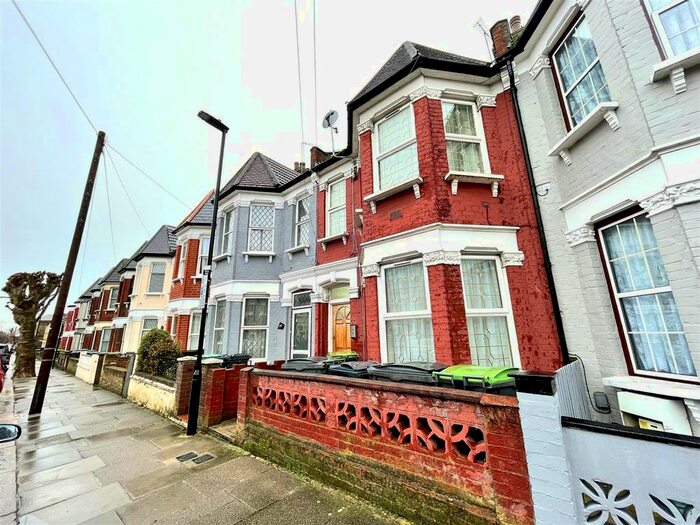 Studio To Rent In Woodside Gardens, Bruce Grove, N17