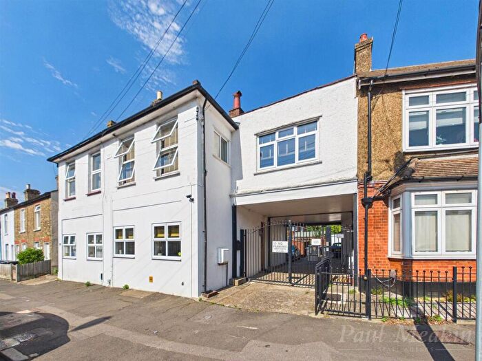 3 Bedroom Semi-Detached House For Sale In Sanderstead Road, South Croydon, CR2
