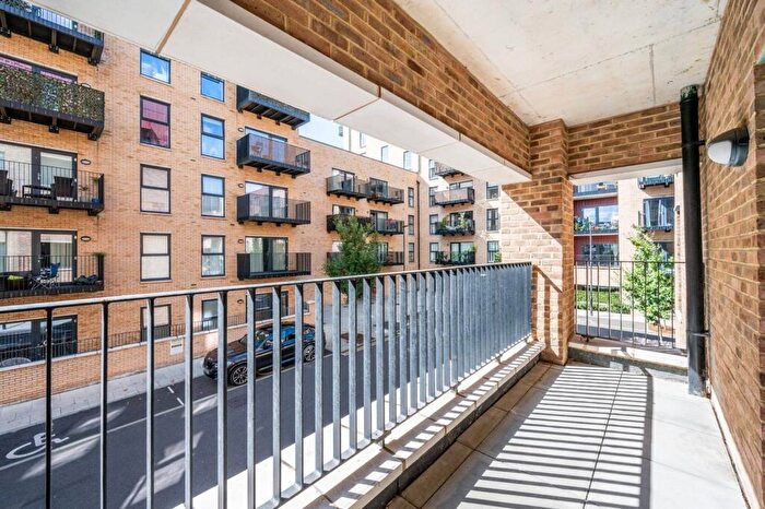 3 Bedroom Flat To Rent In Trinity Walk, Woolwich, SE18