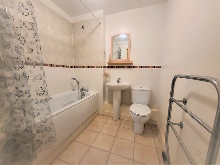 2 Bedroom Flat To Rent In Cleeve Way, Sutton, SM1