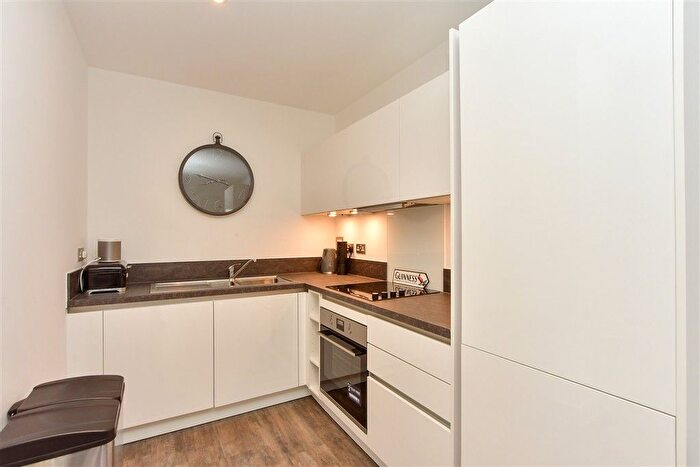 1 Bedroom Flat For Sale In Corys Road, Rochester, Kent, ME1