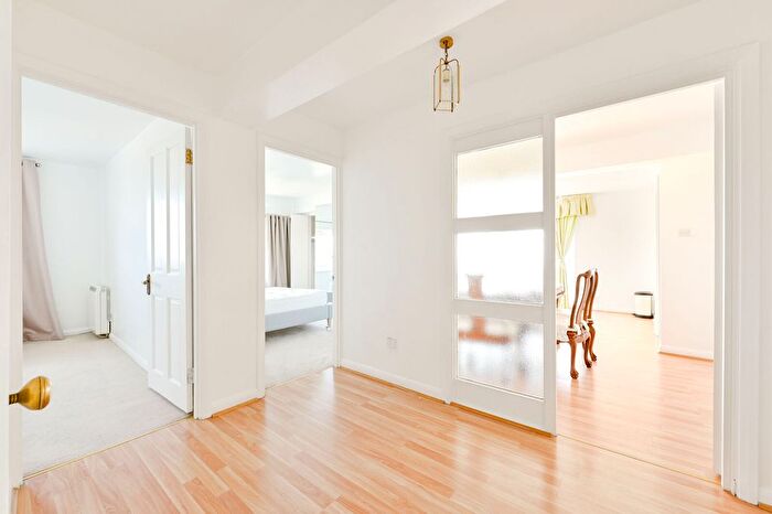 2 Bedroom Flat To Rent In Gilbert Court, Ealing Broadway, London, W5