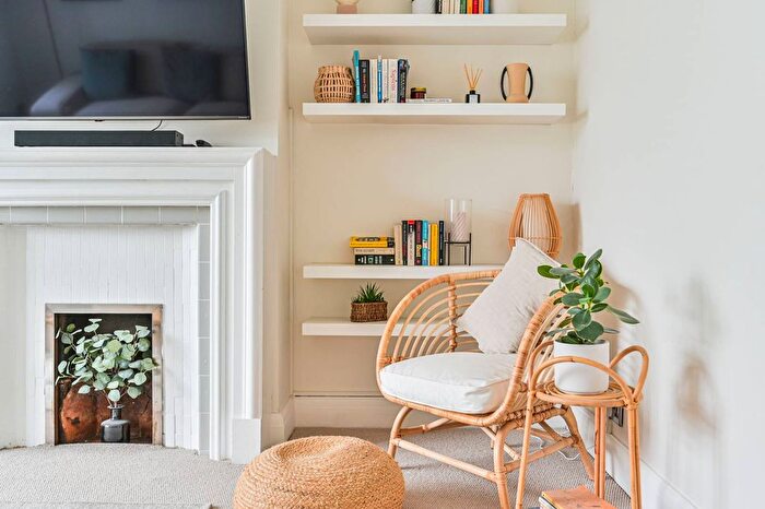 2 Bedroom Flat To Rent In Gracefield Gardens, Streatham Hill, London, SW16