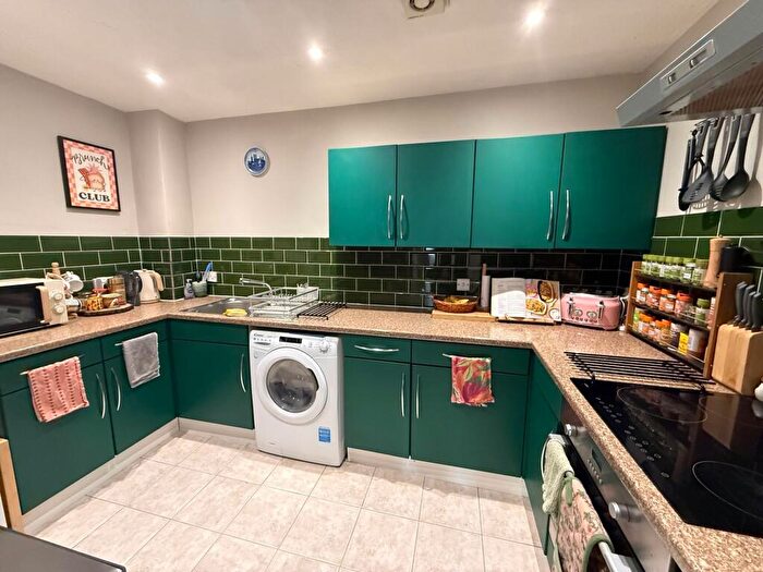 2 Bedroom Flat For Sale In Gandon Vale, High Wycombe, HP13