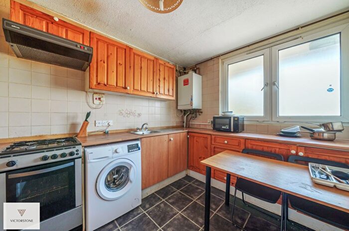 4 Bedroom Flat To Rent In Fern Street, Bromley By Bow, London, E3