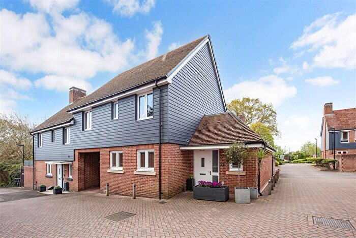 4 Bedroom Semi Detached House For Sale In Gardener Close, Waterlooville, PO7