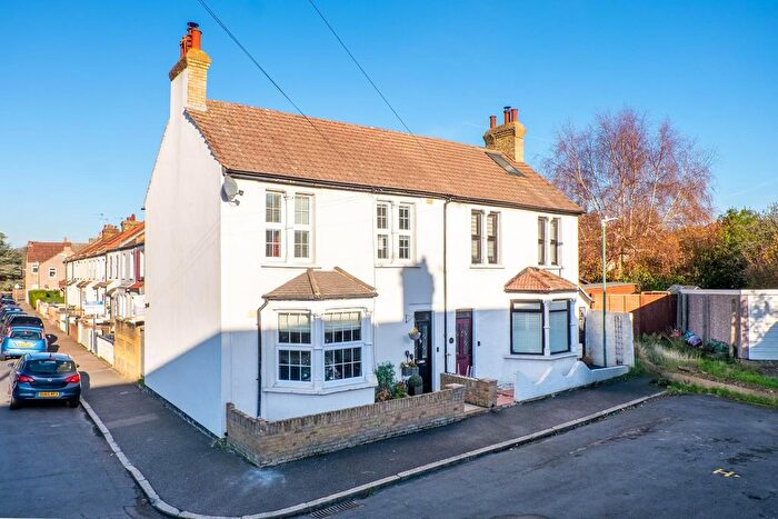 3 Bedroom Semi Detached House For Sale In Sussex Road, Dartford, DA1