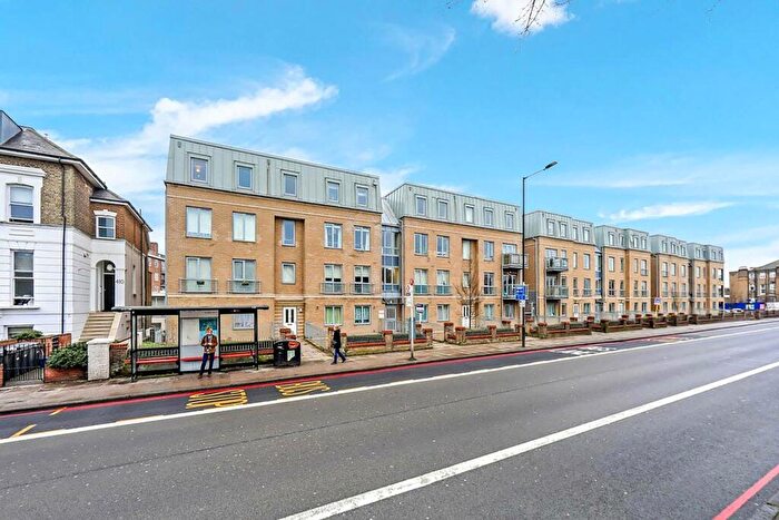 3 Bedroom Flat To Rent In Seven Sisters Road, Finsbury Park, London, N4