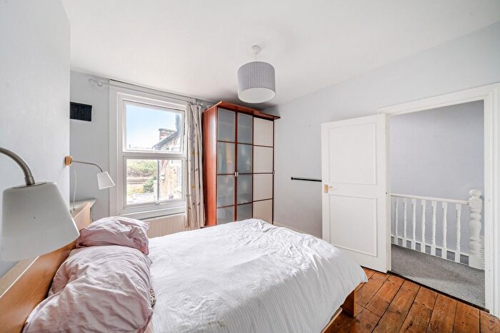 2 Bedroom Flat For Sale In Queenstown Road, London, SW8