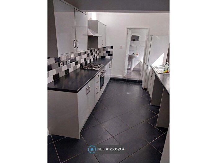 4 Bedroom Semi-Detached House To Rent In Causeway Green Road, Oldbury, B68