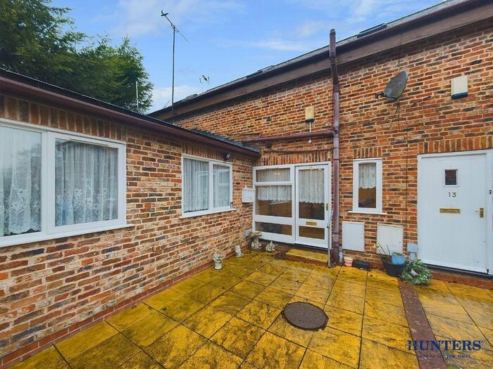 2 Bedroom Flat For Sale In Hudson Court, Market Weighton, York, YO43