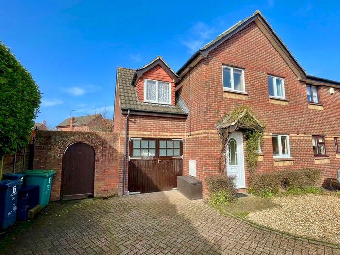 4 Bedroom Semi-Detached House To Rent In Nightingale Road, Newport, PO30