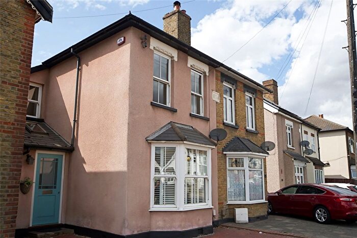 3 Bedroom Semi-Detached House For Sale In Havering Road, Romford, RM1