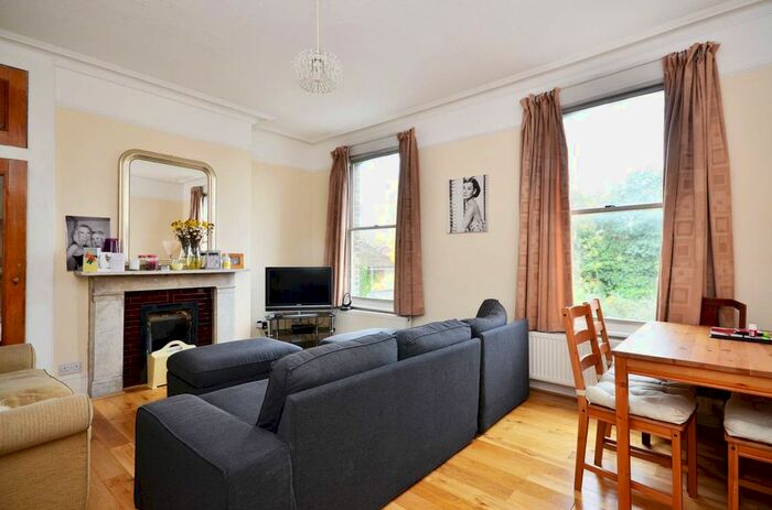 2 Bedroom Flat To Rent In Chivalry Road, Between The Commons, London, SW11