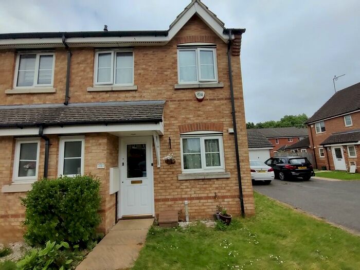 3 Bedroom Semi-Detached House To Rent In Gorseway, AL10