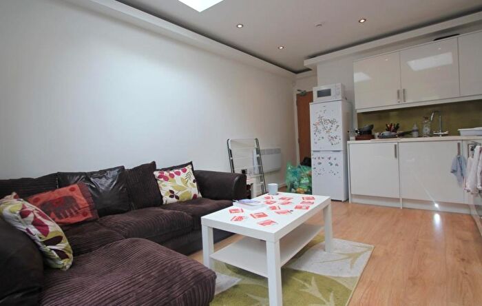 3 Bedroom Flat To Rent In Pen-y-Lan Road, Roath, CF24