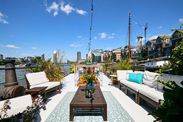 4 Bedroom House Boat To Rent In Clove Hitch Quay, Battersea, SW11