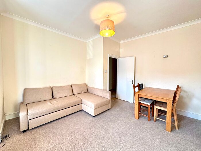 2 Bedroom Flat To Rent In Lichfiled Grove, London, N3