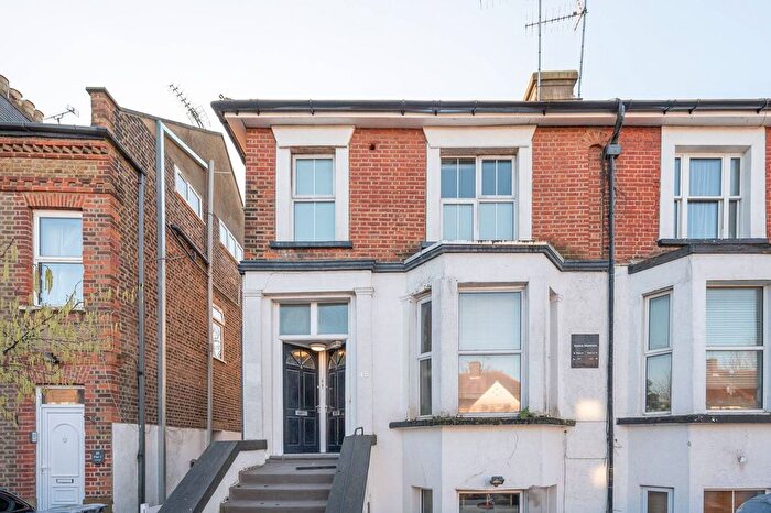 2 Bedroom Flat To Rent In Station Road, Finchley, London, N3