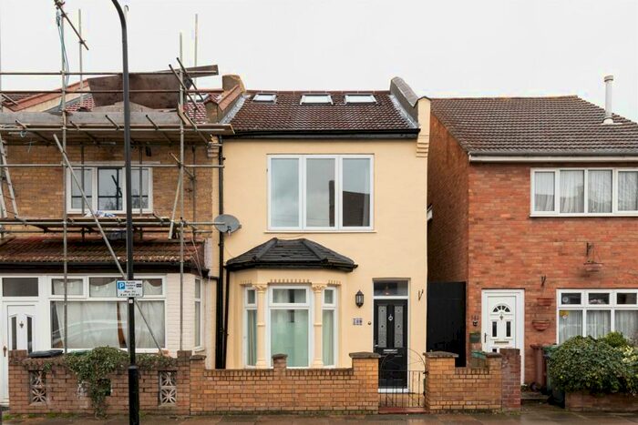 4 Bedroom End Of Terrace House To Rent In Bramley Close, Walthamstow, E17