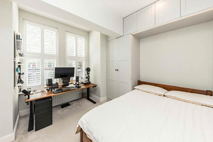 2 Bedroom Flat For Sale In Cavendish Road, Clapham, SW12