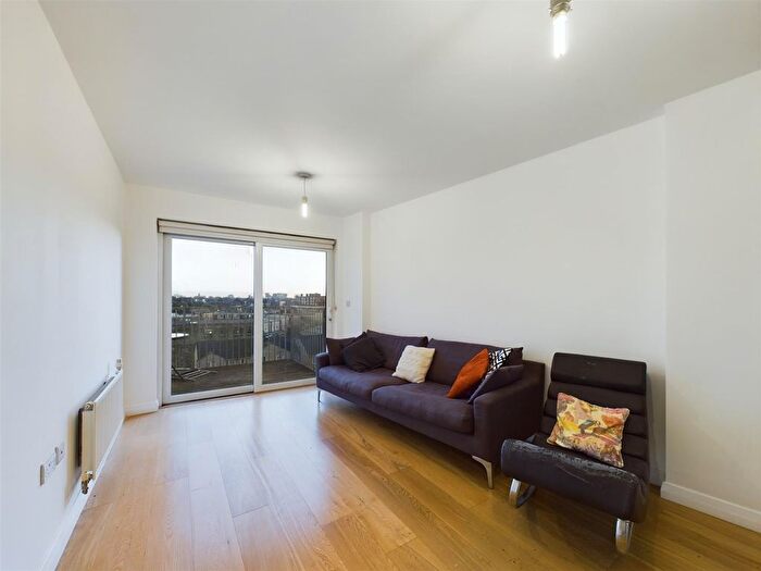 3 Bedroom Flat To Rent In Ceramic Building, Hackney, E9