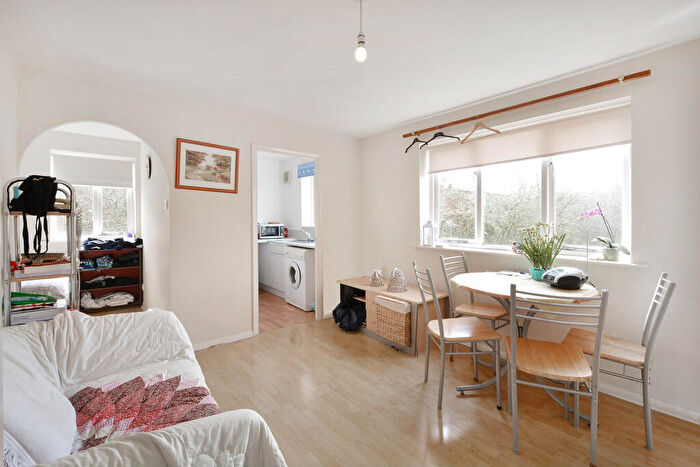 Apartment To Rent In Inwen Court, Grinstead Road, SE8