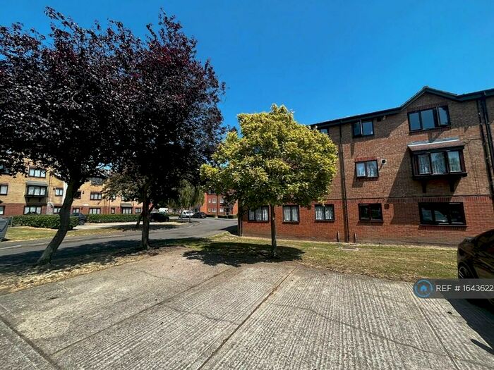 2 Bedroom Flat To Rent In Plumtree Close, Dagenham, RM10