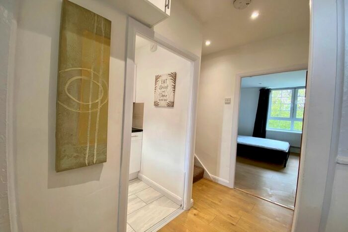 3 Bedroom Flat To Rent In Pardoner Street, London, SE1