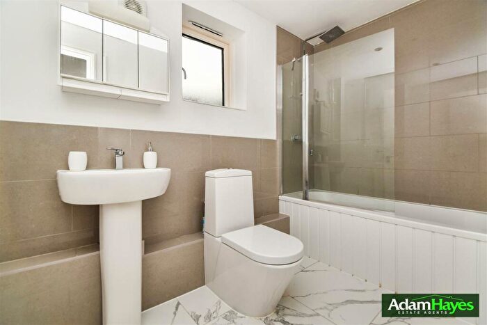 2 Bedroom Apartment To Rent In Holden Road, Woodside Park, N12